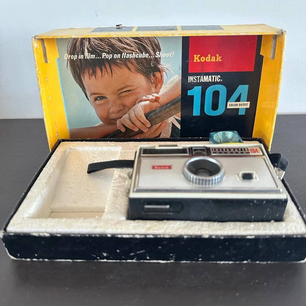 Vintage Kodak Instamatic 104 Camera Color Outfit with Box and GE Flashcube